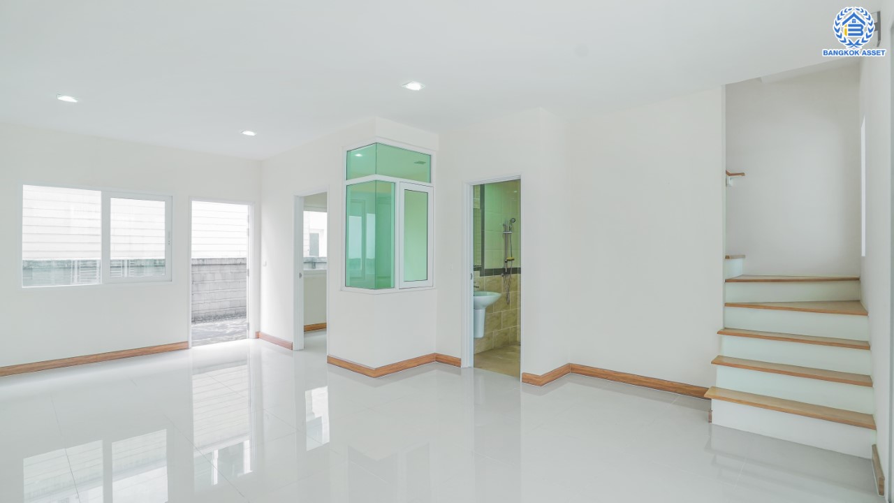 ทาวน์เฮ้าส์มือสองนนทบุรี ม.โกลเด้นทาวน์ ปิ่นเกล้า-จรัญฯ 3 ชั้น เนื้อที่ 22.6 ตร.ว. ฟังก์ชัน 5 ห้องนอน 4 ห้องน้ำ จอดรถได้ 2 คัน บนทำเลเชื่อมต่อหลายเส้นทาง ใกล้ทางด่วน "ศรีรัช" รถไฟฟ้าสายสีแดงอ่อน "สถานีบางบำหรุ" และ รถไฟฟ้าสายสีน้ำเงิน "สถานีบางอ้อ"